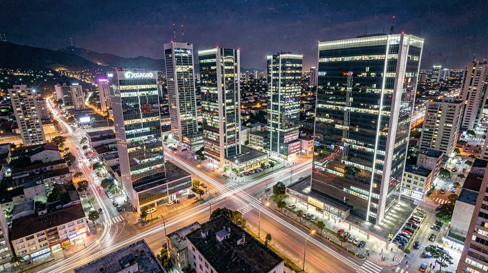Panorámica nocturna de Bogotá, centro de operaciones de South Americas Analytics
